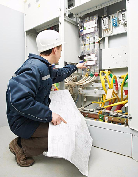 Électricien industriel en intervention