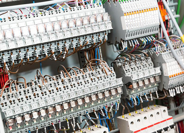 Électricien commercial au travail